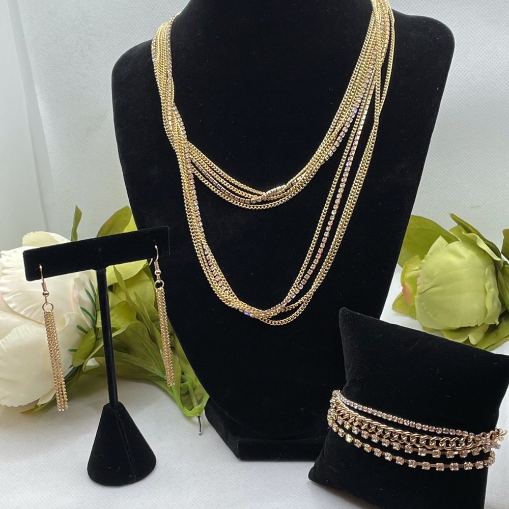 Gold necklace set